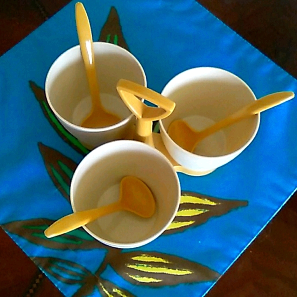 Tupperware condiment set